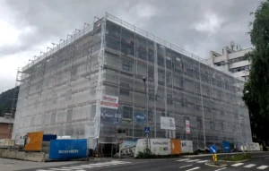 Gerüst bei Hotel harry's home neben BH Lienz