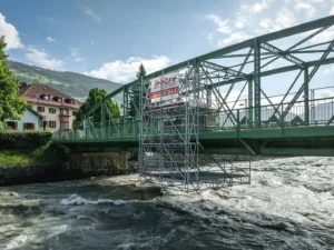 auf Schienen fahrbares Hängegerüst für Sanierungsarbeiten auf der Spittalsbrücke in Lienz