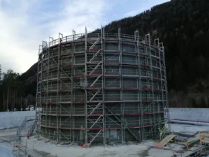 in großes rundes Baugerüst umgibt einen zylindrischen Betonbau