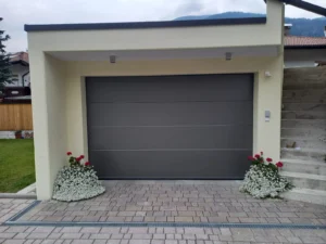 Modernes einzelnes Garagentor in dunklem Grau