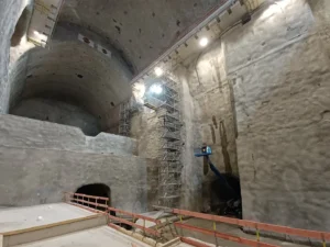 Gerüst als hängender Treppenturm beim Kraftwerk Tauernmoos