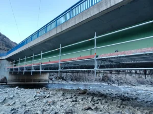 Unter einer Straßenbrücke ist ein Hängegerüst installiert