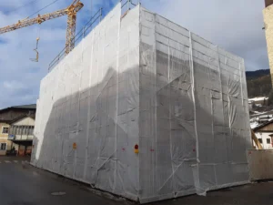 Gesamtes Gerüst von Haus mit Einhausung