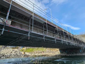 Hängegerüst bei der Hofgartenbrücke in Lienz