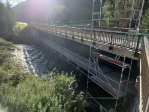 Hängegerüst bei inneren Stanzbrücke im Defreggental Landesstraße