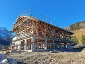 Schutzgerüst bei großem Haus von Gerüstbau Troger