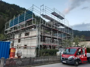 Dachschutzgerüst bei Privathaus von Gerüstbau Troger