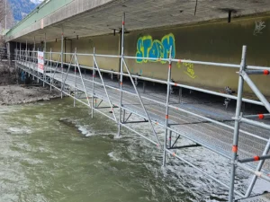 Seitenansicht von Hängegerüst bei Brücke in Lienz, Osttirol
