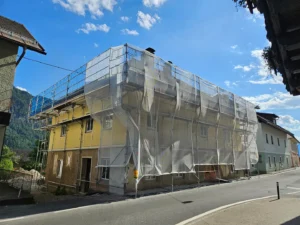 Schutzgerüst / Dachschutzgerüst bei altem Haus in Steinfeld, Oberkärnten