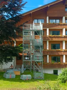 Treppengerüst vor großem Haus